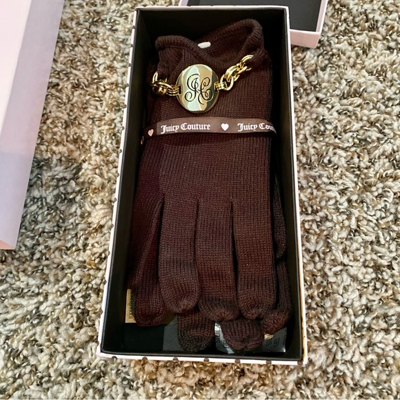 NWT Juicy Couture Vintage Brown Knit Gloves w Logo Medal Charm & Chain - Picture 1 of 5